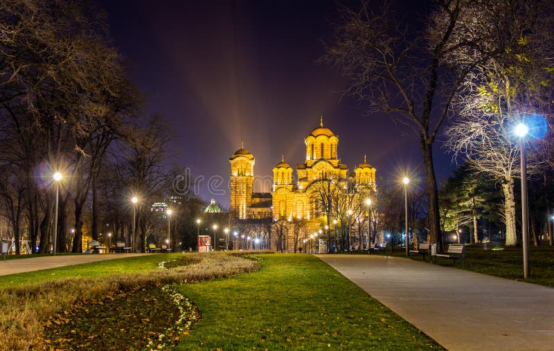 Взгляд церков St Mark от парка Tasmajdan в Белграде стоковые фотографии rf Взгляд церков St Mark от парка Tasmajdan в Белграде стоковые фотографии rf