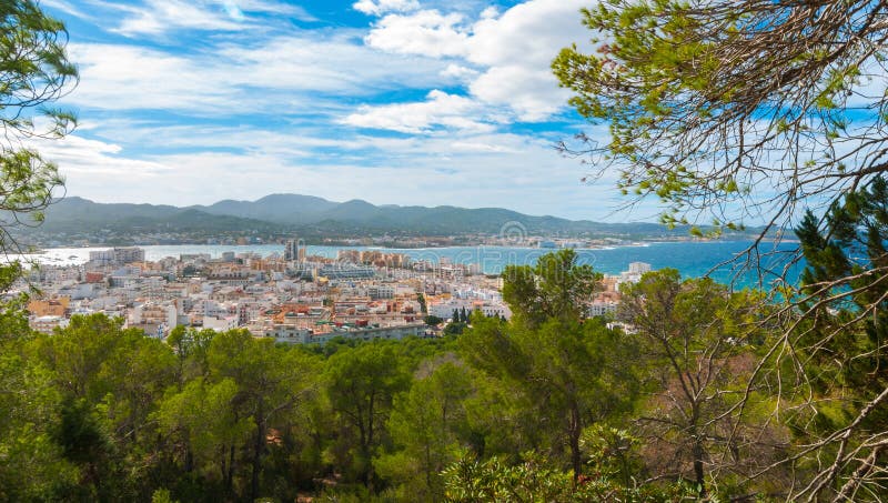 Взгляды от стороны холма рядом в St Antoni de Portmany Балеарских островах, Ibiza, Испании стоковые изображения Взгляды от стороны холма рядом в St Antoni de Portmany Балеарских островах, Ibiza, Испании стоковые изображения