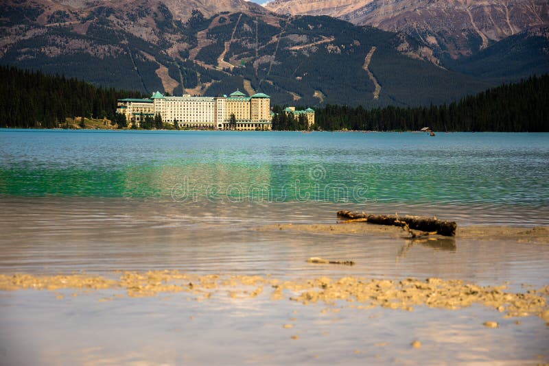 Взгляд Lake Louise и гостиницы замка Fairmont в скалистых горах стоковое изображение Взгляд Lake Louise и гостиницы замка Fairmont в скалистых горах стоковое изображение