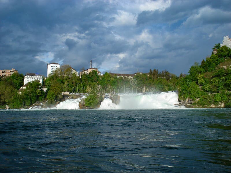 Взгляд Rhine Falls Они один из самых больших и самых лучших известных водопадов в Европе Размещенный в Швейцарии очень близко к стоковая фотография Взгляд Rhine Falls Они один из самых больших и самых лучших известных водопадов в Европе Размещенный в Швейцарии очень близко к стоковая фотография