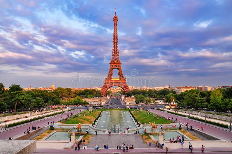 взгляд башни захода солнца eiffel городского пейзажа пасмурный стоковое изображение rf