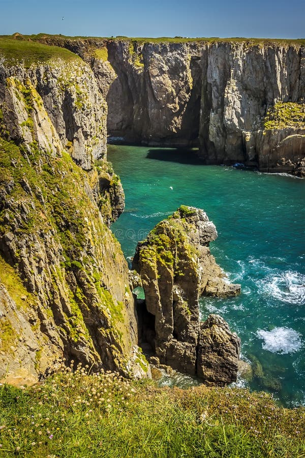 Взгляд в бухту на побережье Pembrokeshire, Уэльсе стоковое изображение Взгляд в бухту на побережье Pembrokeshire, Уэльсе стоковое изображение