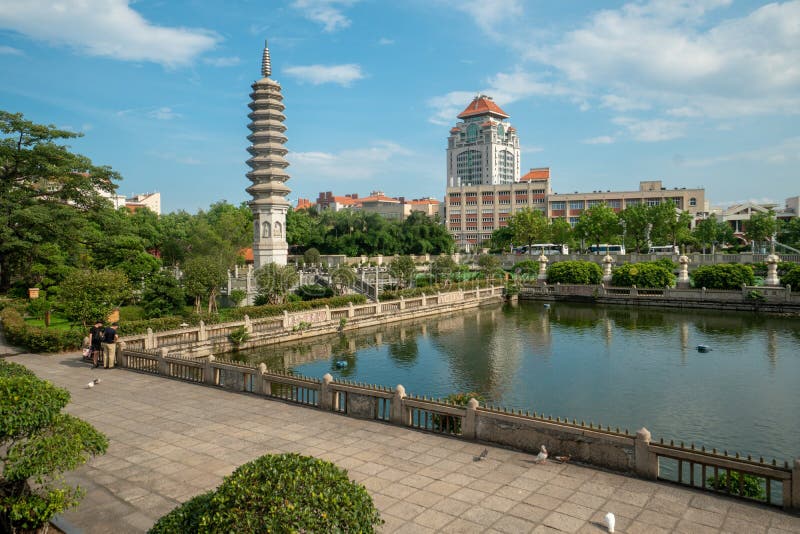 Взгляд в университете от виска Nanputuo в Xiamen стоковое изображение rf Взгляд в университете от виска Nanputuo в Xiamen стоковое изображение rf