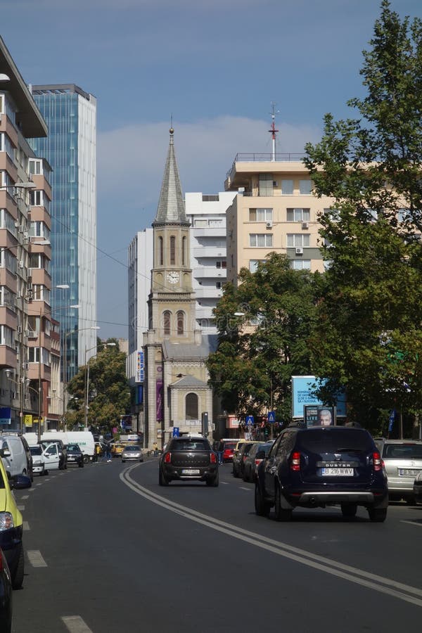 Взгляд в центральной площади Бухареста, с церковью лютеранина в центре стоковые фото Взгляд в центральной площади Бухареста, с церковью лютеранина в центре стоковые фото