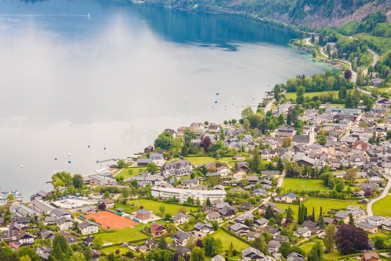Взгляд высокогорного St Gilgen и озера деревни Wolfgangsee от Plom стоковая фотография Взгляд высокогорного St Gilgen и озера деревни Wolfgangsee от Plom стоковая фотография