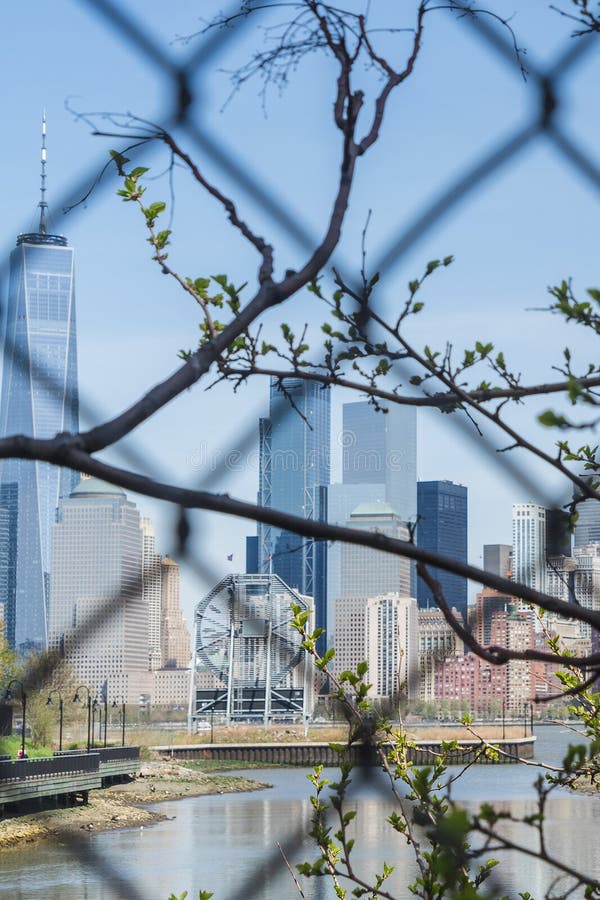Взгляд городского пейзажа Нью-Йорка, более низкого Манхаттана от Jersey City через решетку стоковые изображения Взгляд городского пейзажа Нью-Йорка, более низкого Манхаттана от Jersey City через решетку стоковые изображения