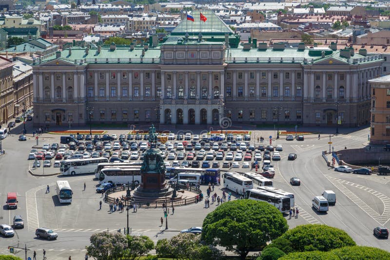 Взгляд дворца Mariinsky и квадрата St Исаак на теплый солнечный весенний день стоковая фотография Взгляд дворца Mariinsky и квадрата St Исаак на теплый солнечный весенний день стоковая фотография