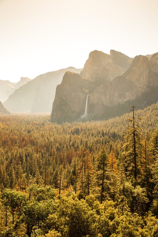 Взгляд долины Yosemite от точки зрения тоннеля на восходе солнца - взгляд к падениям Bridalveil, El Capitan и куполу половины - Y стоковые изображения rf Взгляд долины Yosemite от точки зрения тоннеля на восходе солнца - взгляд к падениям Bridalveil, El Capitan и куполу половины - Y стоковые изображения rf