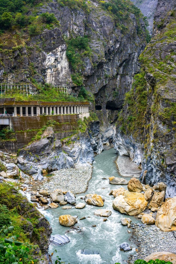 Взгляд и тоннель реки в национальном парке Hualien Taiw ущелья Taroko стоковая фотография Взгляд и тоннель реки в национальном парке Hualien Taiw ущелья Taroko стоковая фотография