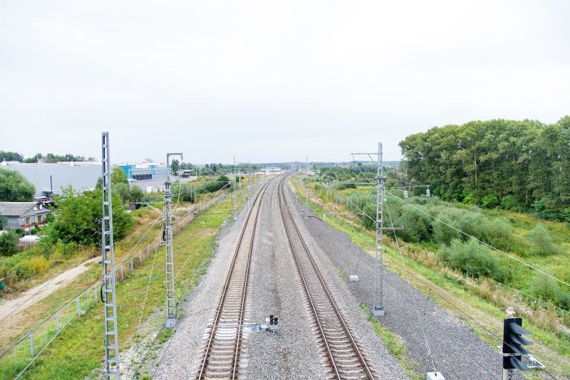 Взгляд из окна взгляда от железнодорожного моста к поезду пустого railwaya двигая снял на широкоформатном объективе стоковое фото rf Взгляд из окна взгляда от железнодорожного моста к поезду пустого railwaya двигая снял на широкоформатном объективе стоковое фото rf