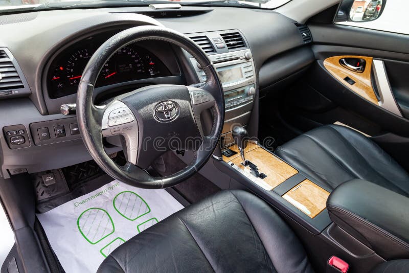 Взгляд к интерьеру Toyota Camry 2006 с приборной панелью, часами, системой средств массовой информации, передними местами, серые стоковые фотографии rf Взгляд к интерьеру Toyota Camry 2006 с приборной панелью, часами, системой средств массовой информации, передними местами, серые стоковые фотографии rf