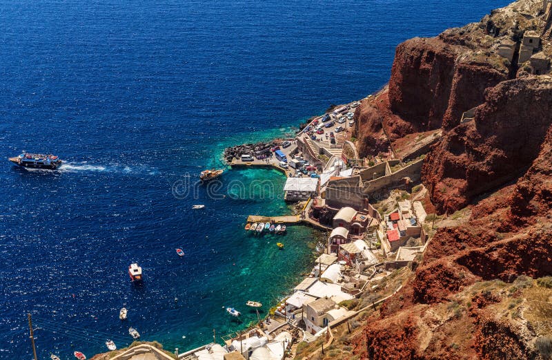 6 26 2013 - Взгляд к порту на острове Santorini Остров Кикладов, Греция стоковые изображения 6 26 2013 - Взгляд к порту на острове Santorini Остров Кикладов, Греция стоковые изображения
