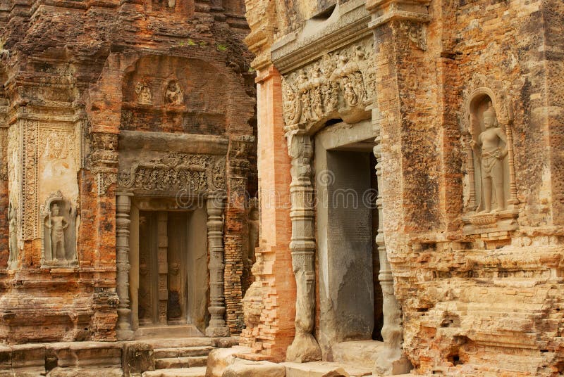 Взгляд к стене высекая на руинах виска Preah Ko в Siem Reap, Камбодже стоковые изображения rf Взгляд к стене высекая на руинах виска Preah Ko в Siem Reap, Камбодже стоковые изображения rf