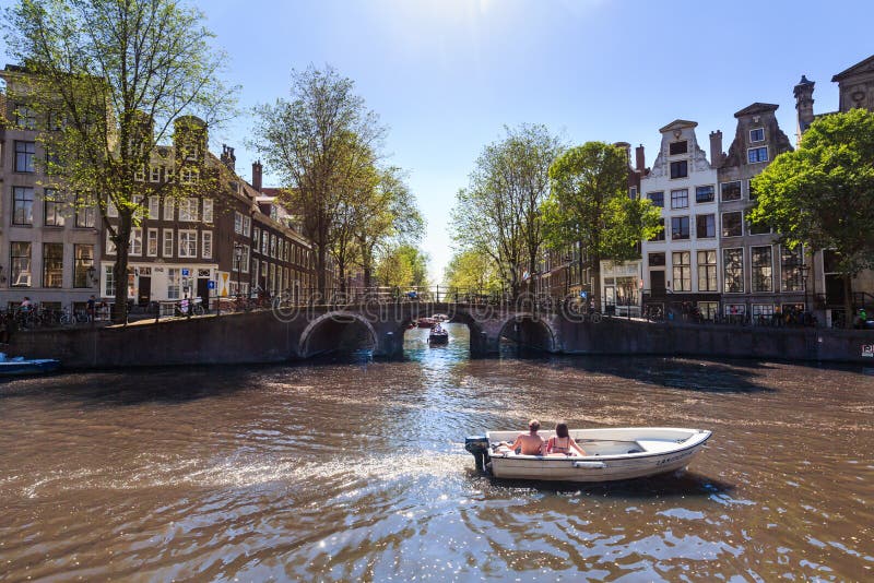 Взгляд каналов от улицы Herengracht к Leidsegrac стоковая фотография Взгляд каналов от улицы Herengracht к Leidsegrac стоковая фотография