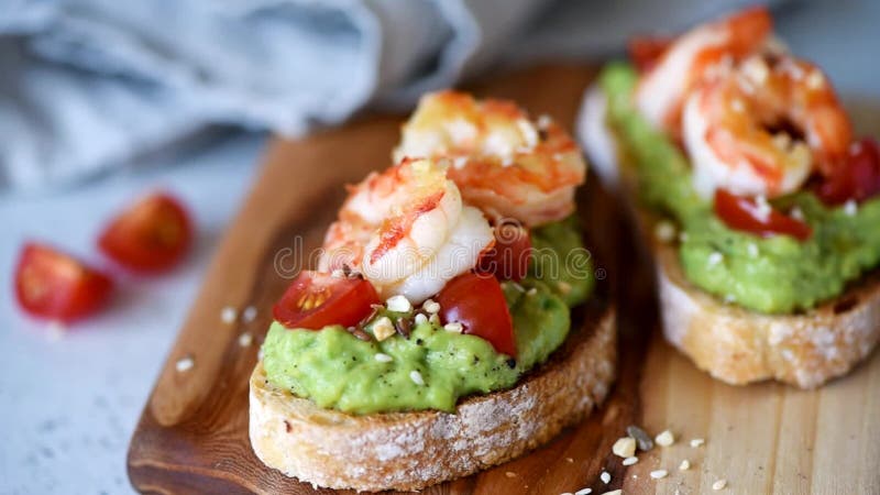 Взгляд крупного плана bruschetta авокадоа и креветки видеоматериал