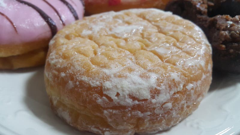 Взгляд крупного плана набора покрашенных donuts изолированных на белой предпосылке стоковые изображения rf Взгляд крупного плана набора покрашенных donuts изолированных на белой предпосылке стоковые изображения rf