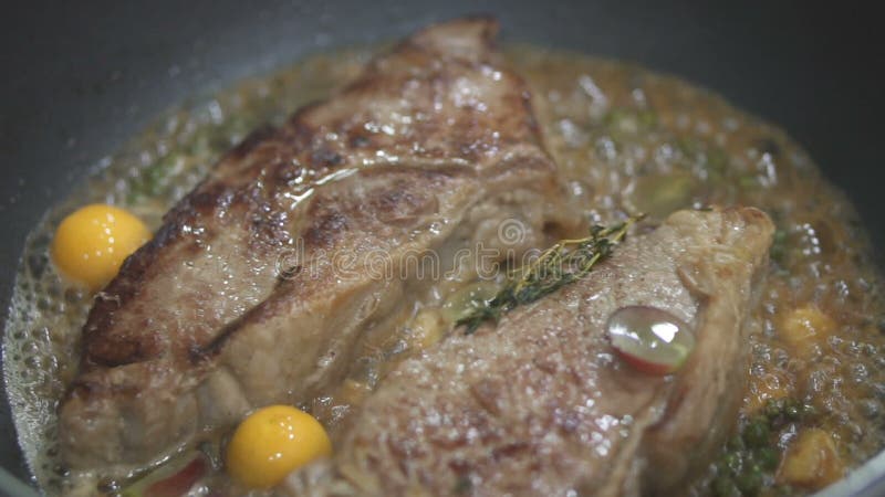 Взгляд крупного плана очень вкусных стейков говядины помещенных на горячем гриле сток-видео