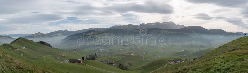 Взгляд ландшафта панорамы красивого региона Appenzell в Швейцарии с ist Rolling Hills и фермами и mountai Alpstein стоковое фото Взгляд ландшафта панорамы красивого региона Appenzell в Швейцарии с ist Rolling Hills и фермами и mountai Alpstein стоковое фото