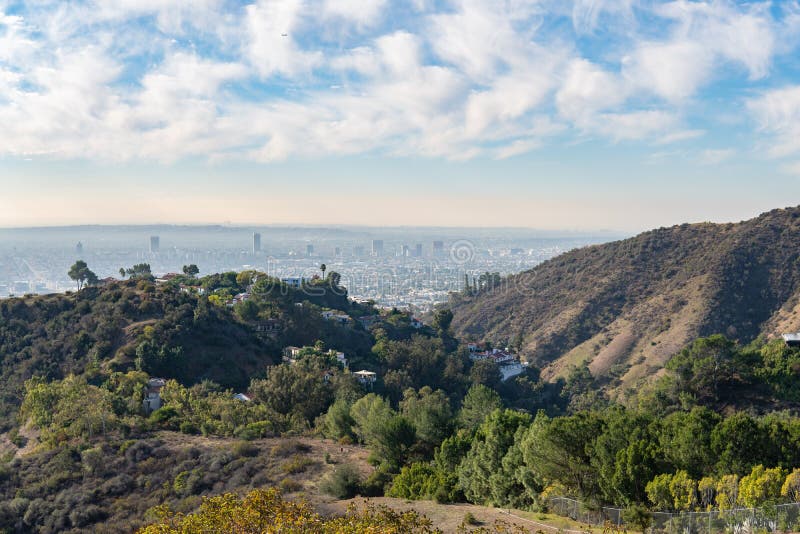 Взгляд Лос-Анджелеса от Hollywood Hills Ла центра города Шар Голливуда кот день наблюдает сидит солнечный вал теплый Красивые обл стоковая фотография Взгляд Лос-Анджелеса от Hollywood Hills Ла центра города Шар Голливуда кот день наблюдает сидит солнечный вал теплый Красивые обл стоковая фотография