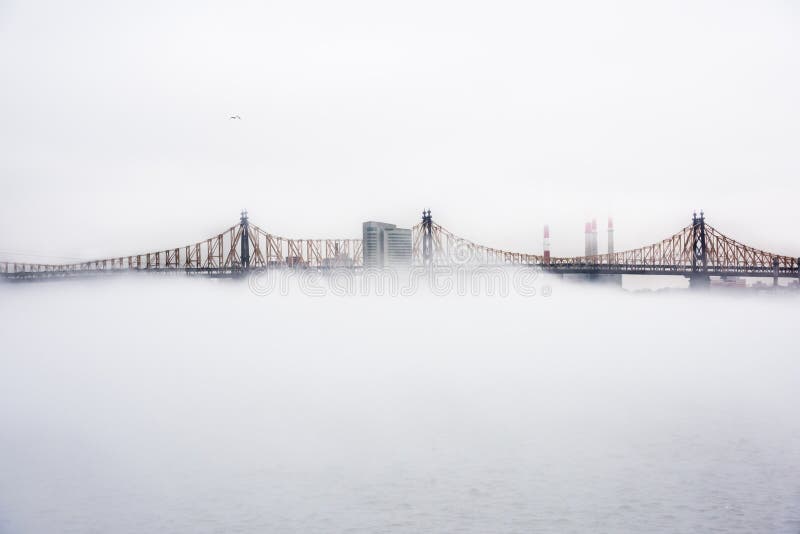 Взгляд моста Ed Koch Queensboro во время дня тумана стоковая фотография rf Взгляд моста Ed Koch Queensboro во время дня тумана стоковая фотография rf