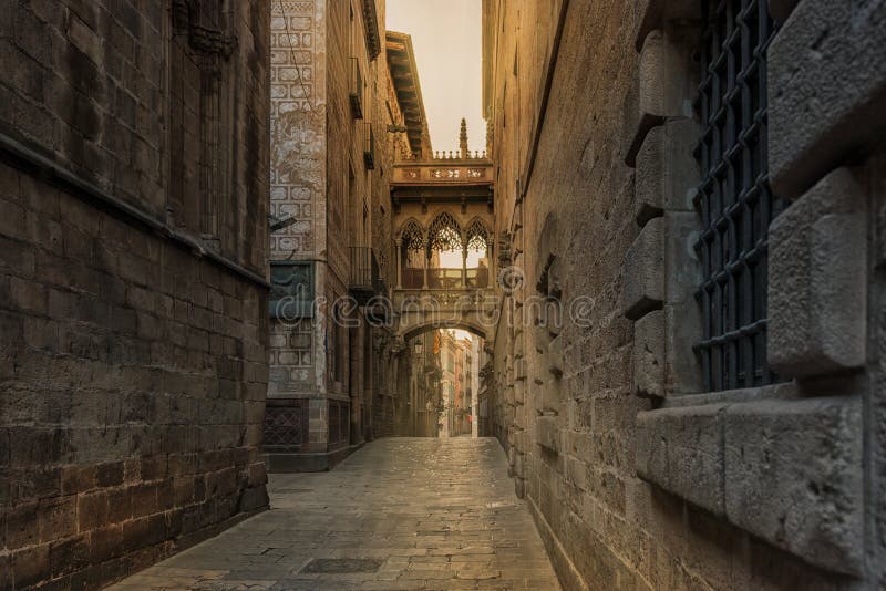 Взгляд моста между зданиями в квартале Barri Gotic Барселоны, Испании стоковые изображения Взгляд моста между зданиями в квартале Barri Gotic Барселоны, Испании стоковые изображения