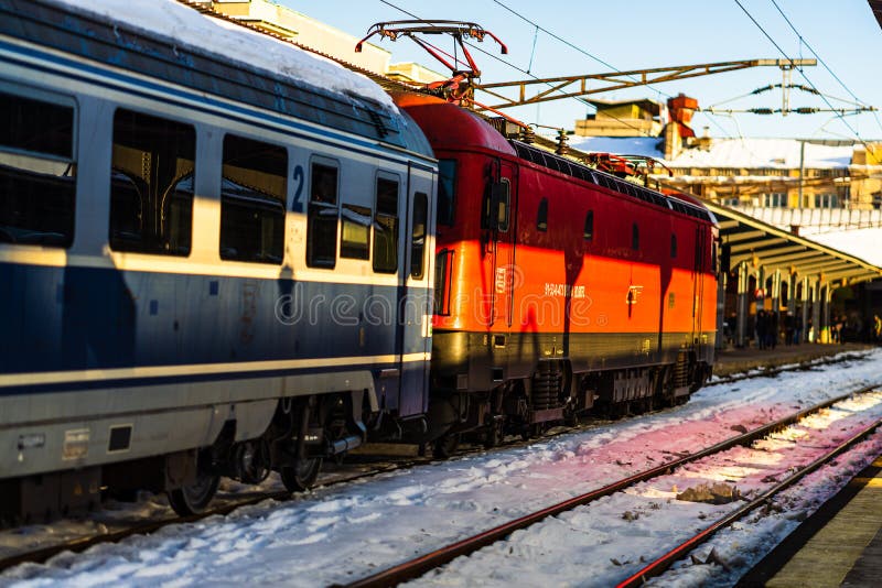 Взгляд на вещи. Поезд на платформе железнодорожного вокзала гара de nord bucuresti Бухареста северного в Бухаресте (Румыния) 2020 стоковая фотография rf