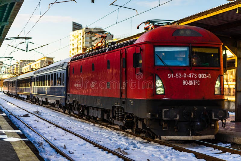 Взгляд на вещи. Поезд на платформе железнодорожного вокзала гара de nord bucuresti Бухареста северного в Бухаресте (Румыния) 2020 стоковое фото rf