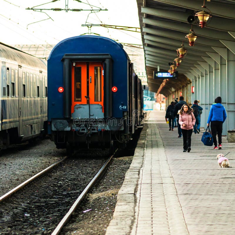 Взгляд на вещи. Поезд на платформе железнодорожного вокзала гара de nord bucuresti Бухареста северного в Бухаресте (Румыния) 2020 стоковое фото rf