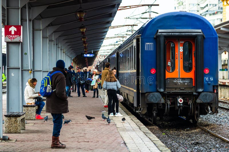 Взгляд на вещи. Поезд на платформе железнодорожного вокзала гара de nord bucuresti Бухареста северного в Бухаресте (Румыния) 2020 стоковые фото