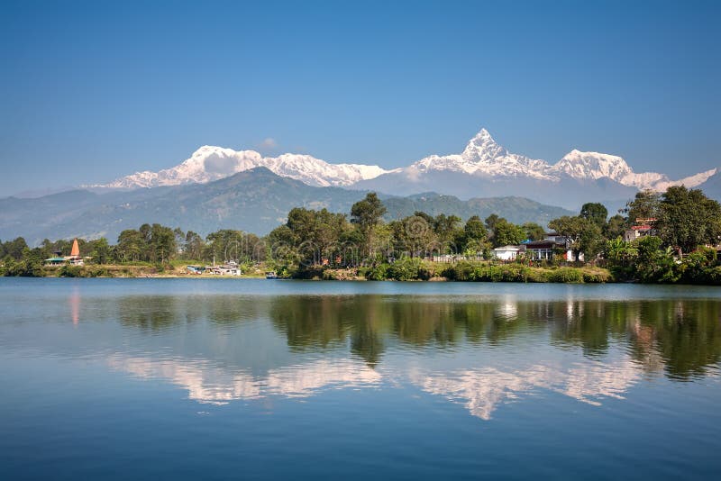 Взгляд на горная цепь Annapurna и свое отражение в lak Phewa стоковое фото