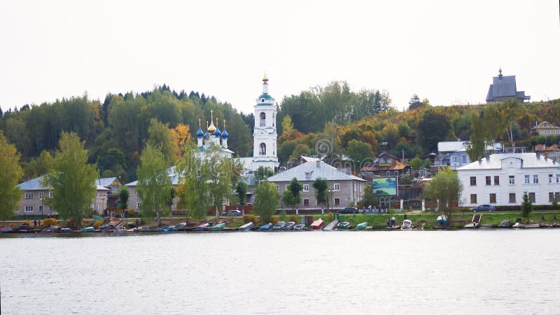 Взгляд на русском историческом городке Plyos на Реке Волга от moving туристического судна на заходе солнца стоковое изображение Взгляд на русском историческом городке Plyos на Реке Волга от moving туристического судна на заходе солнца стоковое изображение