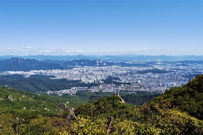 Взгляд на Сеуле от национального парка Bukhansan, Сеула, Кореи стоковое изображение Взгляд на Сеуле от национального парка Bukhansan, Сеула, Кореи стоковое изображение