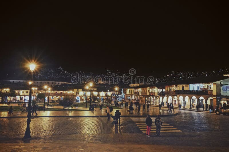 Взгляд ночи главной площади зоны Cusco, Перу Много туристов принимают прогулки или ходят по магазинам там стоковые фотографии rf Взгляд ночи главной площади зоны Cusco, Перу Много туристов принимают прогулки или ходят по магазинам там стоковые фотографии rf