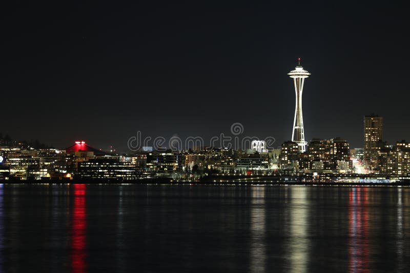 Взгляд ночи иглы космоса в seattle стоковая фотография Взгляд ночи иглы космоса в seattle стоковая фотография