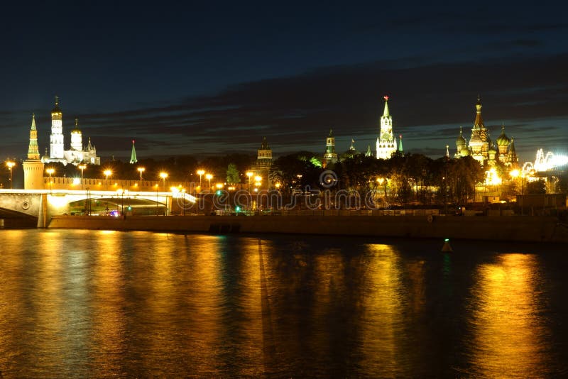 Взгляд ночи Кремля в золотом отражении в Moskva-реке стоковая фотография Взгляд ночи Кремля в золотом отражении в Moskva-реке стоковая фотография