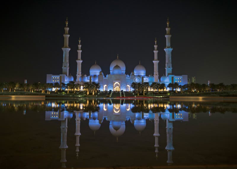 Взгляд ночи шейха Zayed Больш Мечети от отражения воды стоковые изображения Взгляд ночи шейха Zayed Больш Мечети от отражения воды стоковые изображения