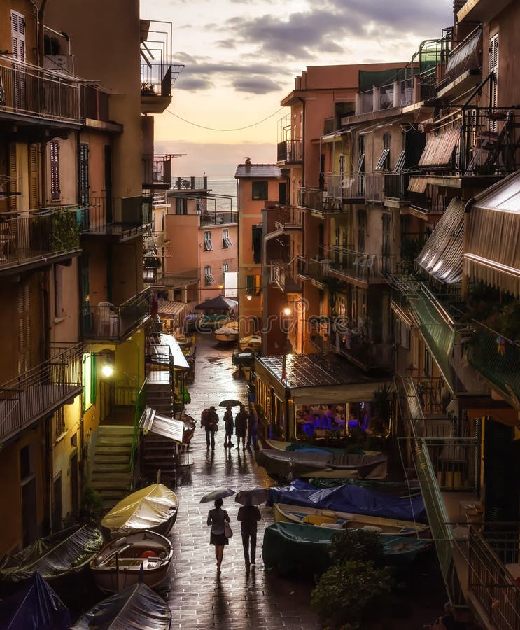 Взгляд от центральной площади Manarola после выравниваясь дождя стоковые фотографии rf Взгляд от центральной площади Manarola после выравниваясь дождя стоковые фотографии rf