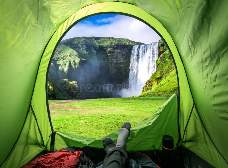Взгляд от шатра и водопада в лете, Исландии Skogafoss стоковое фото Взгляд от шатра и водопада в лете, Исландии Skogafoss стоковое фото
