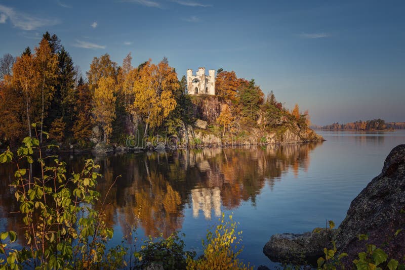 Взгляд парка Monrepos, область осени Выборга, Ленинград Красивый ландшафт осени стоковая фотография Взгляд парка Monrepos, область осени Выборга, Ленинград Красивый ландшафт осени стоковая фотография