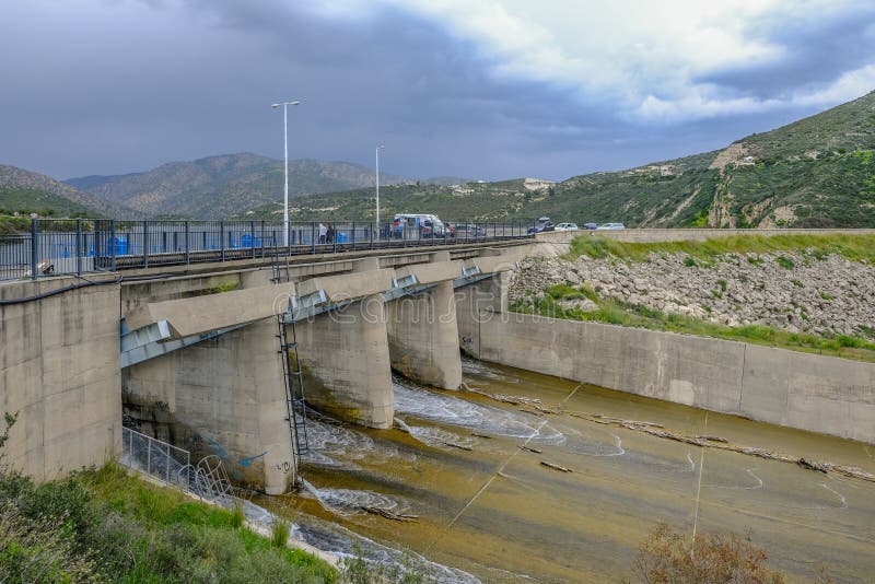 Взгляд переполнения запруды Germasogeia весной когда вода зафонтанирует из резервуара стоковые изображения rf Взгляд переполнения запруды Germasogeia весной когда вода зафонтанирует из резервуара стоковые изображения rf