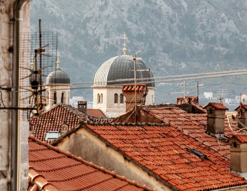 Взгляд сверху Kotor Верхние части крыши старого городка Kotor, Черногории популярное destanation для перемещения в Европе стоковая фотография Взгляд сверху Kotor Верхние части крыши старого городка Kotor, Черногории популярное destanation для перемещения в Европе стоковая фотография