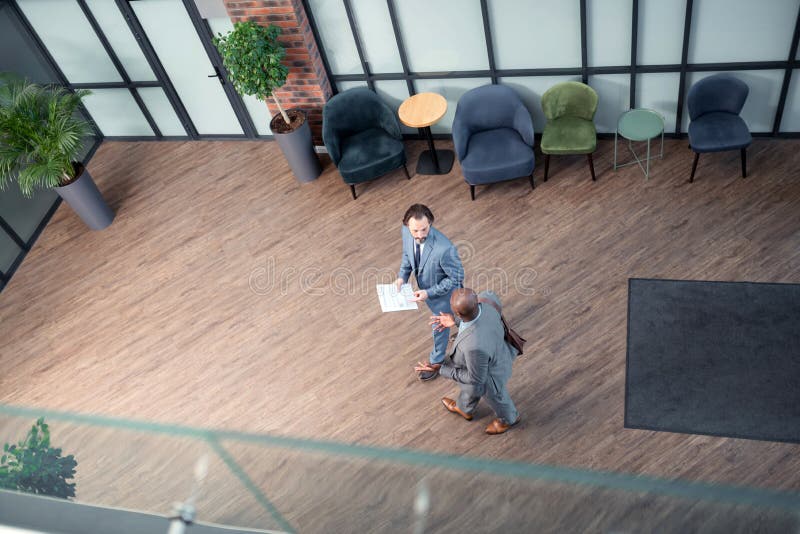 Взгляд сверху 2 бизнесменов входя в деловый центр перед встречей стоковое фото