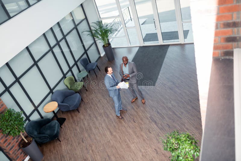 Взгляд сверху бизнесменов читая согласование после встречи стоковые фотографии rf