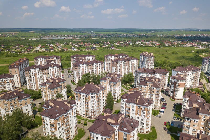 Взгляд сверху высотных зданий квартиры или офиса, припаркованных автомобилей, городского ландшафта города Воздушное фотографирова стоковое изображение Взгляд сверху высотных зданий квартиры или офиса, припаркованных автомобилей, городского ландшафта города Воздушное фотографирова стоковое изображение