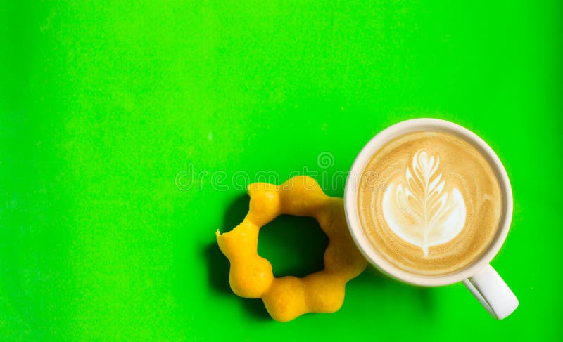 Взгляд сверху, донут, шоколад, помадки и горячий кофе или искусство latte На зеленой предпосылке стоковые фото Взгляд сверху, донут, шоколад, помадки и горячий кофе или искусство latte На зеленой предпосылке стоковые фото