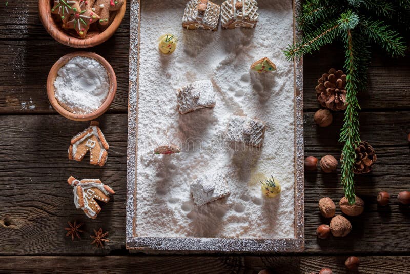 Взгляд сверху красивых и вкусных коттеджей пряника для рождества стоковое фото Взгляд сверху красивых и вкусных коттеджей пряника для рождества стоковое фото