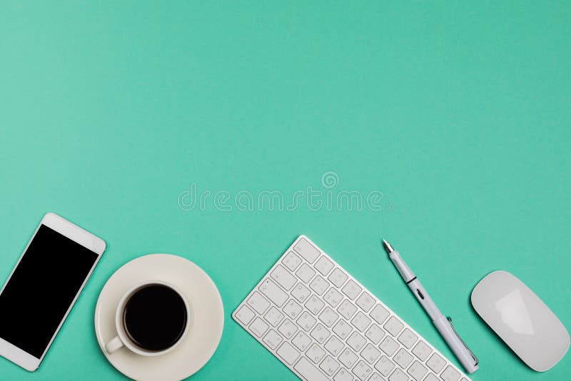 Взгляд сверху места для работы стола офиса со смартфоном, клавиатурой, кофе и мышью на голубой предпосылке с космосом экземпляра, стоковое фото Взгляд сверху места для работы стола офиса со смартфоном, клавиатурой, кофе и мышью на голубой предпосылке с космосом экземпляра, стоковое фото