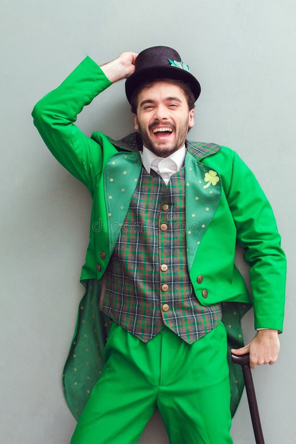 Взгляд сверху молодого человека в смеяться над дня ` s St. Patrick костюма лепрекона стоковое фото Взгляд сверху молодого человека в смеяться над дня ` s St. Patrick костюма лепрекона стоковое фото