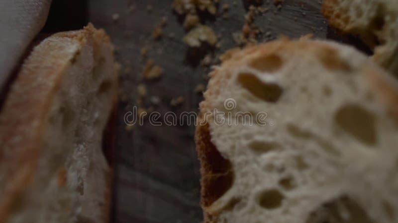 Взгляд сверху прерванных частей свежего хлеба