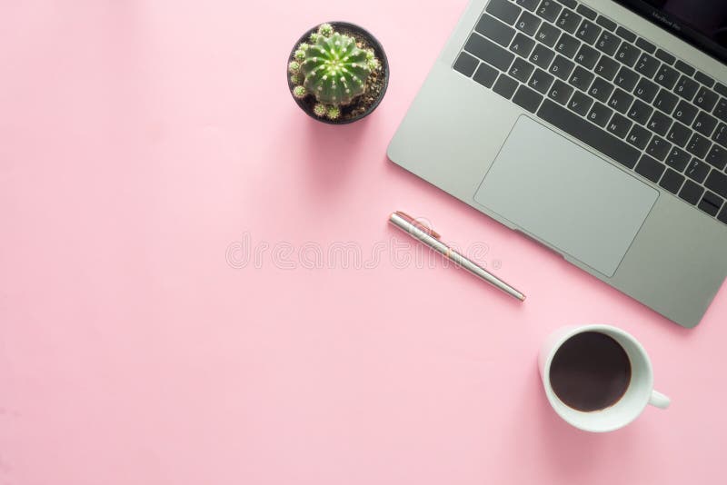 Взгляд сверху современного места для работы с теплой кофейной чашкой, компьтер-книжка, ручка и завод копируют космос на предпосыл стоковая фотография